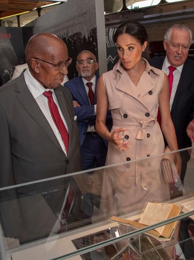 Merupakan koleksi Spring/Summer 2018, gaun ini kabarnya dibeli Meghan sebelum pindah ke London pada pertengahan April 2017. Melihat Meghan Markle memakai trench dress Nonie hari ini dengan gayanya elegan sungguh sangat menyenangkan, kata Nina Kharey, pendiri Nonie. (Foto: Getty Images)