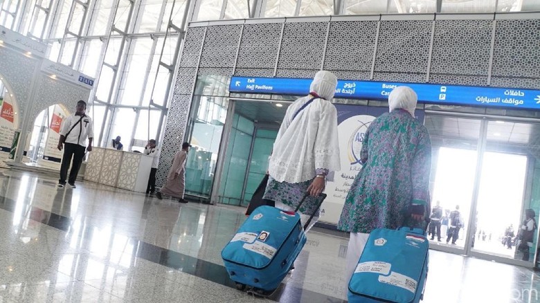 Cerita Jemaah Haji RI Pakai Fast Track, Tak Repot Cek Imigrasi Cerita Jemaah Haji RI Pakai Fast Track, Tak Repot Cek Imigrasi