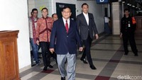 Saat keluar dari rumah sakit, Prabowo diantar oleh dua anak SBY, Agus Harimurti Yudhoyono (AHY) dan Edhie Baskoro (Ibas) Yudhoyono.