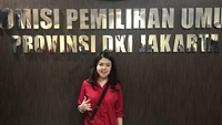 Tina disebut mendapat banyak tawaran dari partai lain untuk menjadi caleg, namun memilih PDIP. Pelantun lagu bolo-bolo itu menyatakan siap untuk menjalankan tugas dari partai. Saat mendaftar ke KPU DKI, Tina berpose metal 3 jari, tanda nomor urut PDIP di Pemilu 2019. (Dok Istimewa).