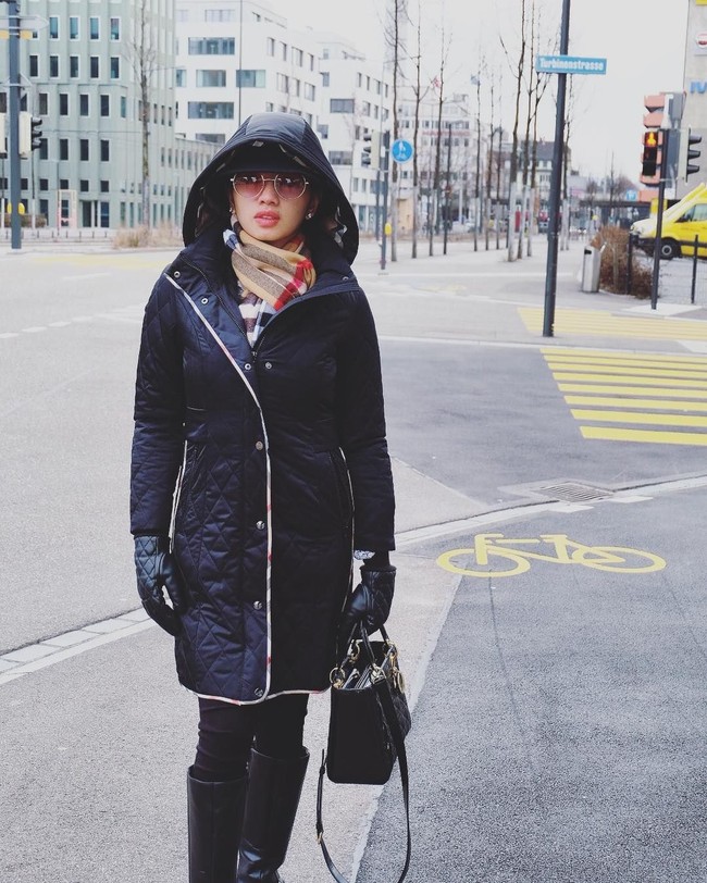 Liburan ke Swiss, Angel Karamoy yang akan menjadi caleg partai PDIP berpose dengan busana musim dinginnya. Memakai syal dari brand Burberry, Angel melengkapi penampilannya dengan tas Lady Dior berwarna hitam yang harganya mencapai US$ 4.100 atau sekitar Rp 59 juta. Foto: Instagram
