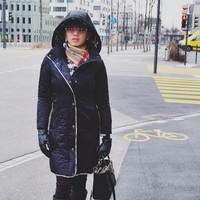 Liburan ke Swiss, Angel Karamoy yang akan menjadi caleg partai PDIP berpose dengan busana musim dinginnya. Memakai syal dari brand Burberry, Angel melengkapi penampilannya dengan tas Lady Dior berwarna hitam yang harganya mencapai US$ 4.100 atau sekitar Rp 59 juta. Foto: Instagram