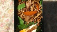 Mie goreng dan telur mata sapi juga cocok jadi makanan bekal sekolah. Selain praktis, mie goreng juga tetap enak meskipun disimpan agak lama. Foto : instagram @a1ya3zi3