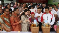 Kali ini Puan terlihat sedang meminum segelas jamu bersama beberapa menteri. Di sana terlihat Menteri Pemuda dan Olahraga, Imam Nahrawi hingga Menteri Perindustrian, Saleh Husein. Foto: Instagram kemenko_pmk