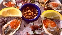 Hanya menuliskan tagar tiram di keterangan foto, Tiffany sepertinya juga doyan seafood segar ini. Pasalnya gadis berambut pirang ini juga menuliskan tagar yum! Foto: Instagram tiffanytrump