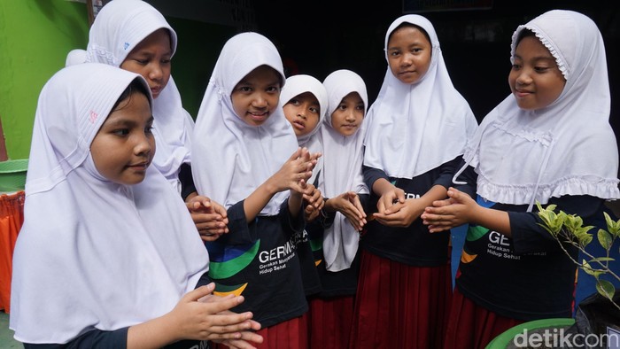 Saat enam siswi Sekolah Dasar Negeri 1 Limboto memperagakan gerakan cuci tangan yang benar. Foto: Suherni/detikHealth Saat enam siswi Sekolah Dasar Negeri 1 Limboto memperagakan gerakan cuci tangan yang benar. Foto: Suherni/detikHealth
