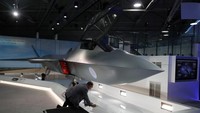 Jet tempur Tempest akan menggantikan jet tempur Inggris Typhoon yang kini digunakan militer Inggris. Jet tempur Tempest akan dirakit dengan dengan sistem jet BAE Systems, perakit mesin Rolls-Royce, perusahaan dirgantara Italia Leonardo dan pakar rudal asal Prancis, MBDA. Foto: AFP PHOTO/Tolga AKMEN