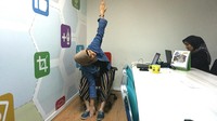 Lakukan juga untuk sisi lainnya, ulangi 10 kali untuk tiap sisi. Selain mengurangi pegal, gerakan ini juga bisa mengurangi lemak dari punggung dan menguatkan tulangnya, lho. Mudah, kan? Yuk dicoba biar badan nggak pegal! (Model: Yasmin Nur Safira/Foto: Frieda Isyana Putri)