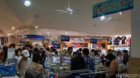 Kalau di antai 2, di situ adalah tempatnya akuarium laut ikan tropis. Kamu bisa melihat terumbu karang yang berwarna-warni di ruang pribadinya. Dan ini adalah tempat berbelanja suvenirnya (Masaul/detikTravel) 