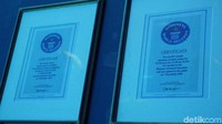  Mereka berenang mengitari akuarium akrilik terbesar di dunia dengan kedalaman 10 meter, lebar 35 meter dan panjang 27 meter. Akuarium Kuroshio ini mendapat 2 penghargaan dari Guinness World Records. Pertama sebagai kaca jendela akrilik terbesar dan jendela akuarium terbesar di dunia pada tahun 2002 (Masaul/detikTravel) 