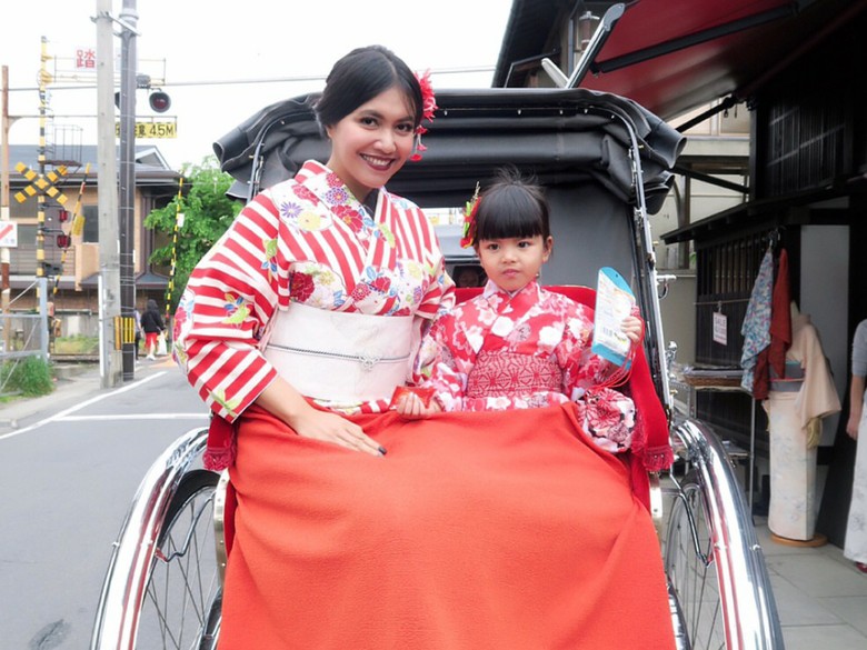 Denada Tetap Harus Kerja dan Nyanyi untuk Kesembuhan Anaknya Denada Tetap Harus Kerja dan Nyanyi untuk Kesembuhan Anaknya
