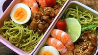 Mie atau spagheti juga bisa jadi bekal pengganti nasi. Coba lengkapi dengan chicken teriyaki, udang rebus dan telur rebus. Anak-anak pasti senang menyantapnya. Foto : instagram @yoshi.0125