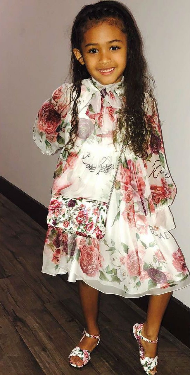 Royalty Brown, anak dari penyanyi Chris Brown, eksis di festival kecantikan BeautyCon yang diadakan di Los Angeles, Minggu (15/7/2018). Ia pun mencuri perhatian dengan busana serba Dolce & Gabbana. Foto: Getty Images