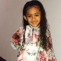 Royalty Brown, anak dari penyanyi Chris Brown, eksis di festival kecantikan BeautyCon yang diadakan di Los Angeles, Minggu (15/7/2018). Ia pun mencuri perhatian dengan busana serba Dolce & Gabbana. Foto: Getty Images