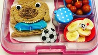Kalau tidak mau membawa nasi, sandwich juga bisa jadi alternatif. Roti panggang bisa dicetak bentuk kartun dan diberi olesan selai. Pelengkapnya bisa sandingkan tomat ceri serta irisan buah pisang. Foto : instagram @thelunchpunch