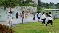  Cuaca di Okinawa Churaumi Aquarium memang amat panas di musim panas. Pengelola telah menyediakan air yang disemprotkan menggunakan blower dari celah-celah di jalanannya untuk pengunjung yang lewat (Masaul/detikTravel) 