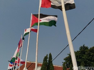 PKB DKI soal Bendera Pakai Bambu: Banyak Dinas Punya Tiang Besi