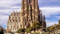 Katedral yang dirancang oleh arsitek visioner Antoni Gaudi ini menjadi situs wisata paling fenomenal di Spanyol dan menjadi rumah ibadah tertinggi di dunia. Pembangunan gereja ini pun masih dalam tahap penyelesaian yang terus dikerjakan pembangunannya sejak 1882. Istimewa/Pinterest.
