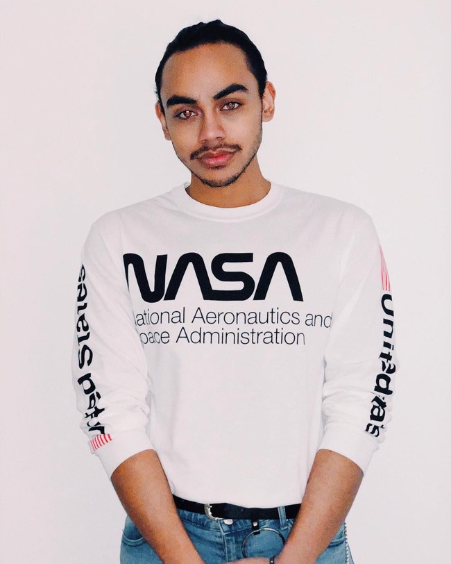 Tampaknya, Rafi memang menyukai t-shirt berukuran slim-fit yang mempertegas tubuh bidangnya. (Foto: Instagram/@rafihaikal123)