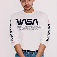 Tampaknya, Rafi memang menyukai t-shirt berukuran slim-fit yang mempertegas tubuh bidangnya. (Foto: Instagram/@rafihaikal123)