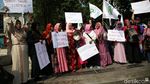 Emak-emak Bawa Wajan Demo di Istana