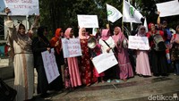Massa memulai aksi sekitar pukul 10.00 WIB. Massa saat ini bergantian berorasi. 