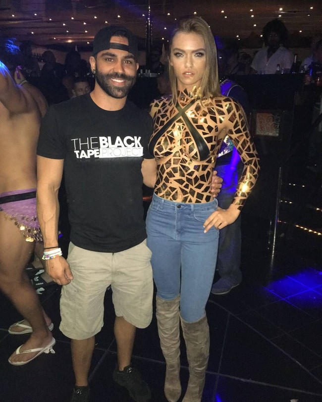 Dalam akun Instagramnya, Joel Alvarez mengungkapkan dia hanya butuh waktu beberapa menit untuk mendandani model seolah memakai baju dari selotip ini. Foto: Instagram Black Tape Project