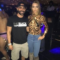 Dalam akun Instagramnya, Joel Alvarez mengungkapkan dia hanya butuh waktu beberapa menit untuk mendandani model seolah memakai baju dari selotip ini. Foto: Instagram Black Tape Project