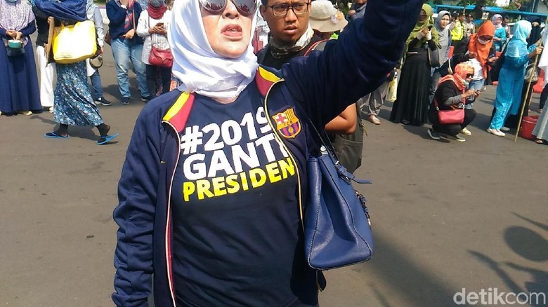 Kaus #2019GantiPresiden Warnai Aksi Emak-emak di Depan Istana Kaus #2019GantiPresiden Warnai Aksi Emak-emak di Depan Istana