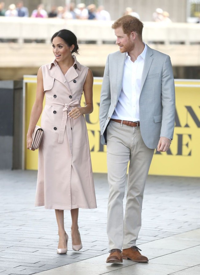 Meghan Markle sering terlihat mengenakan busana yang senada. Ia biasanya akan menyerasikan warna baju dengan sepatu ataupun tas. Gaya busana monokrom akan memberi efek tubuh lebih ramping dan terlihat elegan. Foto: Getty Images