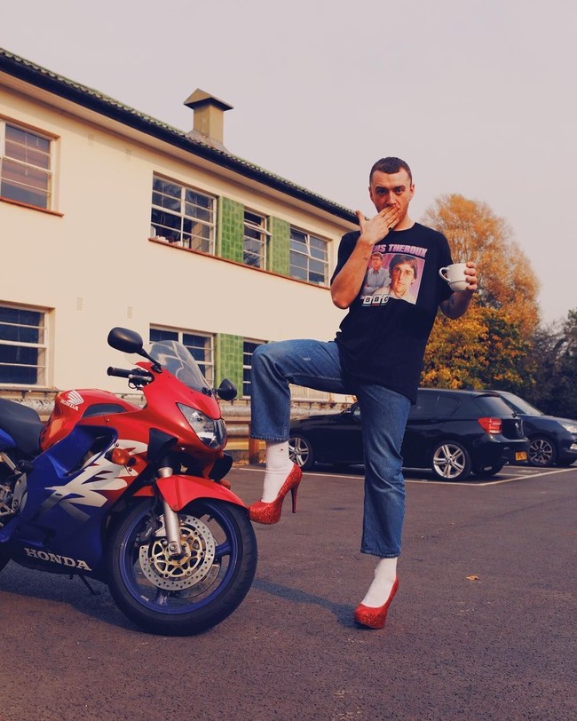 Bersamaan dengan kabar keduanya berpacaran, Sam pun memposting foto menggunakan high heels merah kebanggannya. Keduanya pacaran pada Oktober 2017 silam.  Foto: Instagram (@samsmithworld)