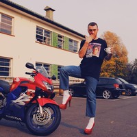 Bersamaan dengan kabar keduanya berpacaran, Sam pun memposting foto menggunakan high heels merah kebanggannya. Keduanya pacaran pada Oktober 2017 silam.  Foto: Instagram (@samsmithworld)