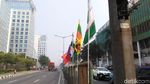 Foto: Bendera Peserta Asian Games yang Diikat Bambu Dipasang Lagi