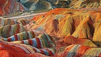 Pegunungan Pelangi di Zhangye Danxia, China memarken keindahan yang unik sekaligus menakjubkan. Pegunungan ini mengalami proses pelapukan dan erosi yang paling indah yang pernah ada. Warna-warna dramatis di seluruh gunung adalah hasil dari jejak mineral yang terkait dalam batu pasir dan mewarnai pasir dengan berbagai aneka warna. Istimewa/Pinterest.
