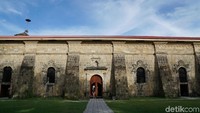 Gereja ini masih berfungsi dan digunakan sampai sekarang untuk beribadah dan upacara pernikahan. Ramai juga wisatawan yang mengabadikan momen dan berfoto-foto di depan gereja maupun di pintu-pintunya (Syanti/detikTravel)