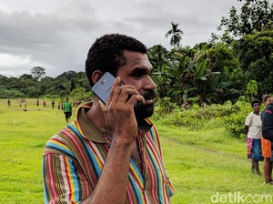 Senangnya Warga Pedalaman Papua Halo-halo Pakai 2G