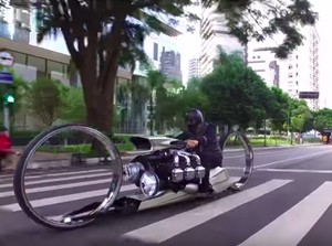 Gokil! Mantan Pebalap F1 Ini Bikin Motor Bermesin Pesawat