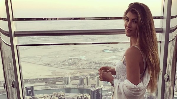 Foto: Liburannya Presenter Cantik Inggris, Amy Willerton