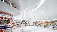 Terletak di lantai empat sebuah pusat komersial di kota Xian, toko buku ini menyambut pengunjung dengan pintu masuk yang berkilauan dengan garis lengkung menukik. Inhabitat.com/CreatAR Images.