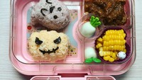 Supaya anak-anak makin lahap makannya, bento unik ini bisa jadi contoh. Buatkan nasi kepal dengan hiasan hoti di atasnya hingga terlihat seperti tokoh kartun. Foto : instagram @naychilinnyaung