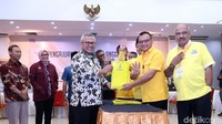 Sekretaris Jenderal (Sekjen) Partai Golkar Lodewijk Fredrich Paulus menyerahkan daftar bakal caleg partainya ke KPU, Jakarta, Selasa (17/7/2018).