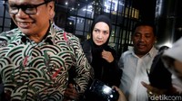 Dalam pemeriksaan hari ini, Steffy dicecar terkait aliran suap yang menjerat Irwandi.
