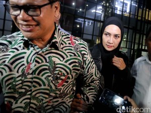 KPK Duga Steffy Burase Tahu Soal Aliran Duit Terkait Suap Irwandi