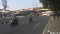 Uji coba ganjil-genap hari pertama di kawasan perempatan Mampang-Kuningan terpantau cukup mengurangi kemacetan lalu lintas. Tidak lagi terlihat penumpukan volume kendaraan di sekitar jalur tersebut. (Foto: Parastiti Kharisma Putri/detikcom)
