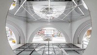 Bentuk toko buku Zhongshu yang begitu futuristik didesain dengan menggunakan 3D komputer, sementara rak buku pelat baja dipotong dengan mesin CNC dan kemudian dirakit di lokasi. Inhabitat.com/CreatAR Images.