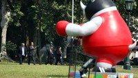 Presiden Jokowi dan Presiden Peter berbincang santai sambil berjalan-jalan melihat Istana Bogor.