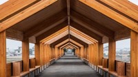 Melintasi sungai Songyin, jembatan yang diberi nama Shimen ini dipermak dengan susunan kayu-kayu yang dibentuk menjadi semacam atap bagi jembatan. Istimewa/Inhabitat.