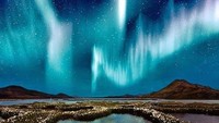 Islandia terkenal dengan destinasi wisata alam auroranya. Tampilan alami dari berbagai warna di langit Arktik adalah salah satu tempat wisata terbesar di Islandia. Namun, kemunculan aurora ini tak dapat diprediksi sehingga musim yang paling baik untuk melihat fenomena alam ini adalah di waktu musim dingin. Istimewa/Pinterest.