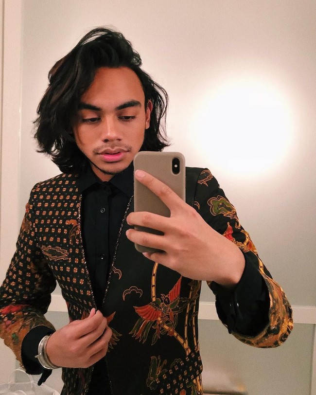 Kuliah di luar negeri tak melunturkan cinta Rafi Haikal pada Tanah Air. Itu ditunjukkannya juga lewat busana bernuansa batik. Seperti jas bermotif batik yang hadir dalam siluet modern ini. (Foto: Instagram/@rafihaikal123)