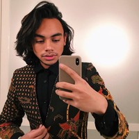 Kuliah di luar negeri tak melunturkan cinta Rafi Haikal pada Tanah Air. Itu ditunjukkannya juga lewat busana bernuansa batik. Seperti jas bermotif batik yang hadir dalam siluet modern ini. (Foto: Instagram/@rafihaikal123)